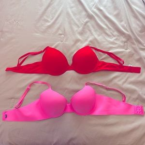 2 push up bras. They don’t fit anymore unfortunately.